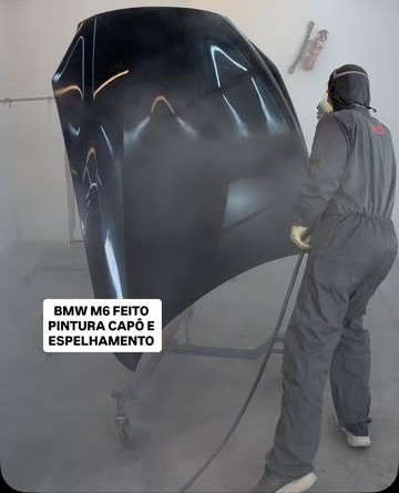 Capô de BMW M6 com pintura e espelhamento finalizados, ainda na cabine de pintura